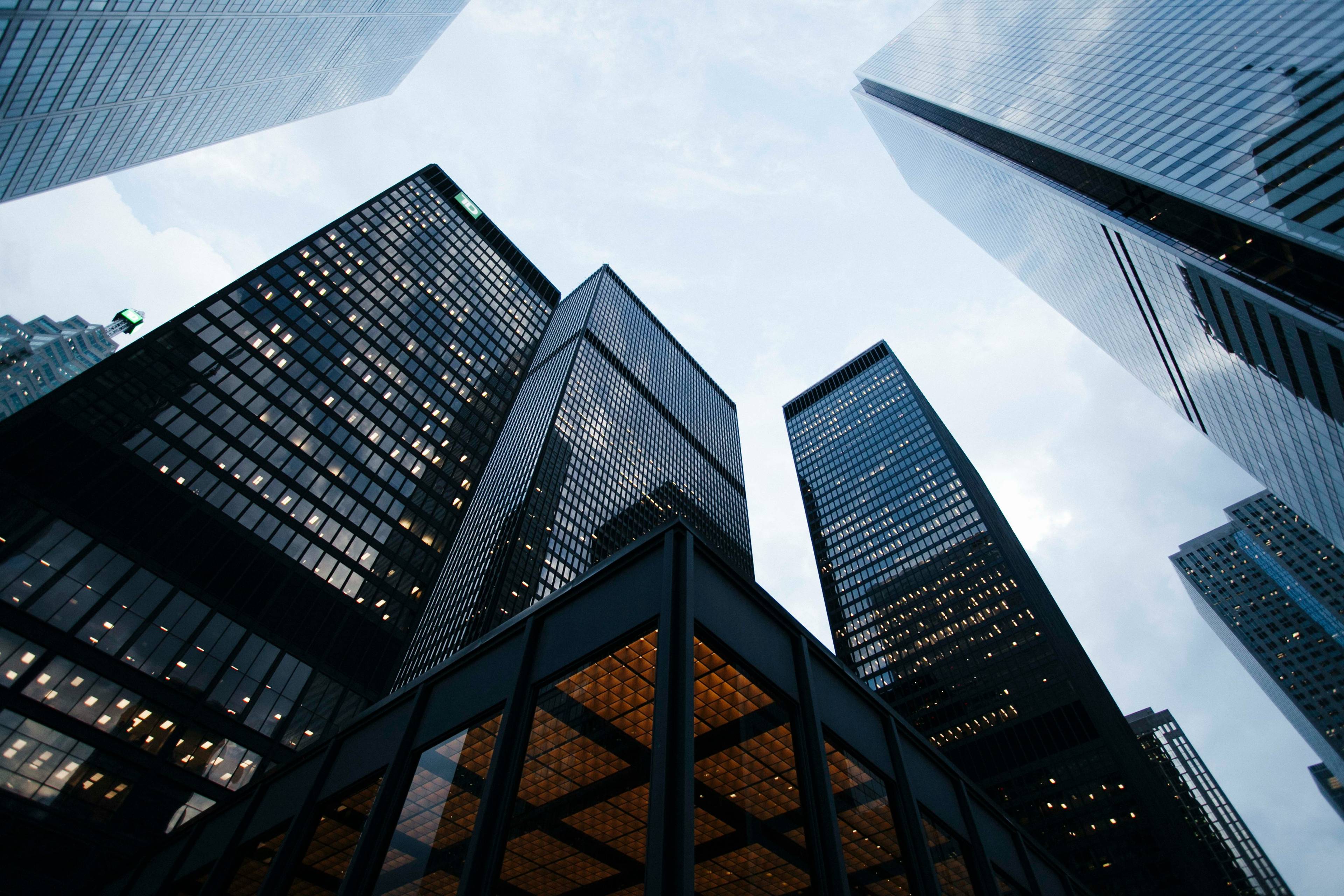 Arquitetura de software escalável e sistemas distribuídos em ambiente corporativo