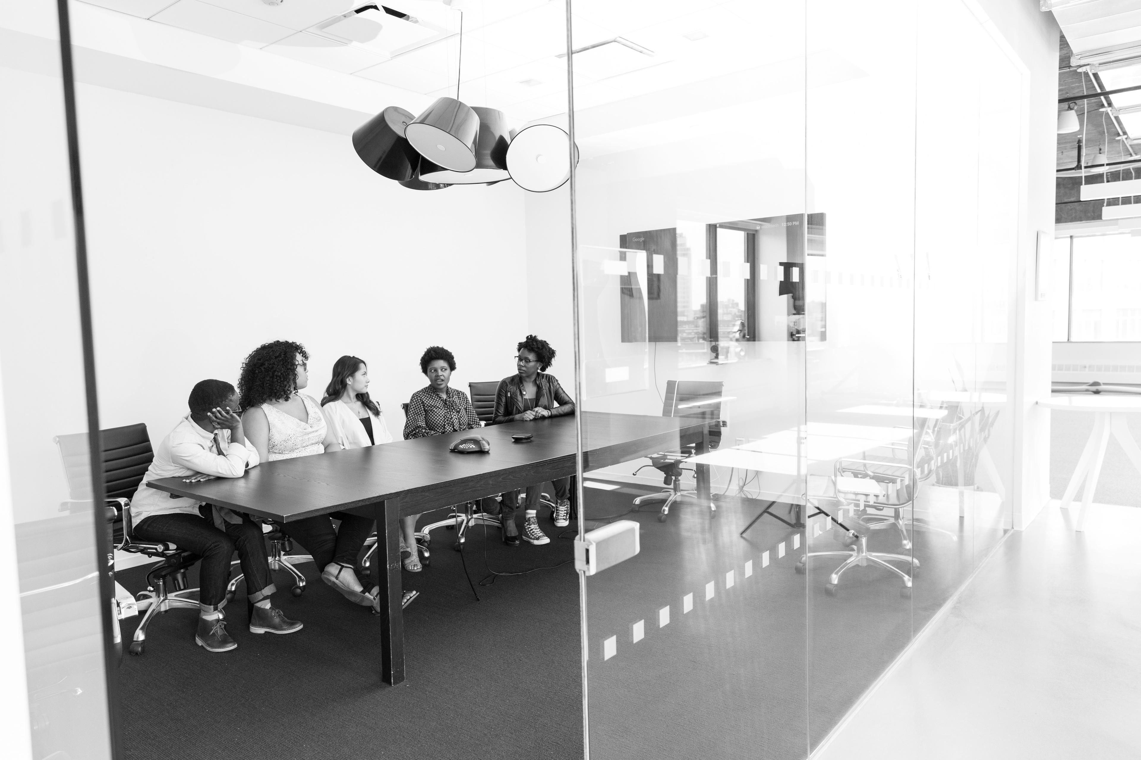 Equipe de engenharia de software em reunião corporativa — consultoria técnica e decisões de arquitetura